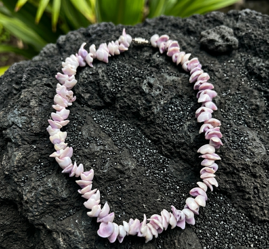 Collier Surfer en éclats de coquillages mauves - Style Vintage